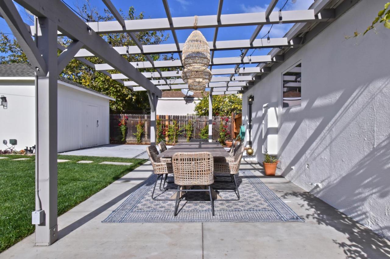 Beautiful Designer 4 Bed Near Universal Sleeps 10 Jacuzzi Holiday home Los Angeles